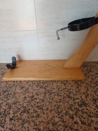 Jamonero de madera y metal