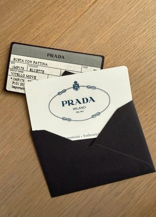 Cartera de mano Prada azul y dorada