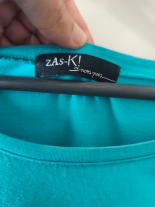 Camiseta Teal con Estampado de Zapatillas