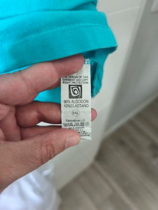 Camiseta Teal con Estampado de Zapatillas