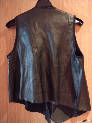 CHALECO NEGRO CON TACHUELAS