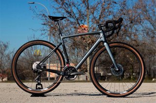 MEGAMO GRAVEL CARBON - COMO NUEVA