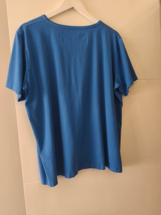 Camiseta azul con estampado floral