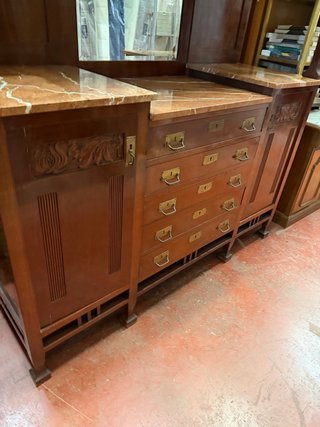 Alacena antigua madera y marmol  estilo modernista