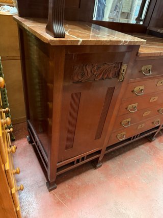 Alacena antigua madera y marmol  estilo modernista