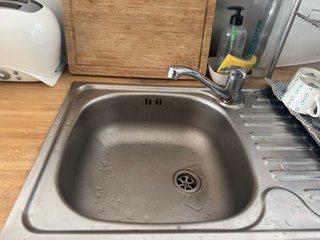 Cocina con fregadero y gripo