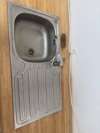 Cocina con fregadero y gripo
