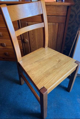 Móvel de sala com mesa e 6 cadeiras em Pinho
