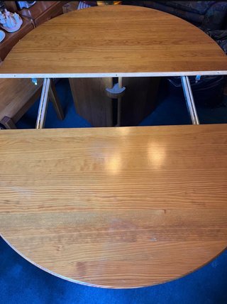 Móvel de sala com mesa e 6 cadeiras em Pinho