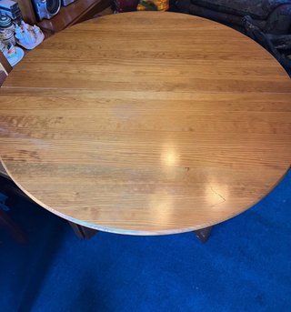 Móvel de sala com mesa e 6 cadeiras em Pinho