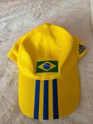 Gorra amarilla con bordado Brasil