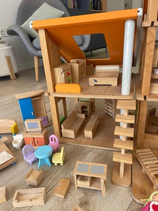 Casita de muñecos de madera
