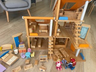 Casita de muñecos de madera