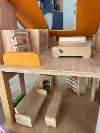 Casita de muñecos de madera
