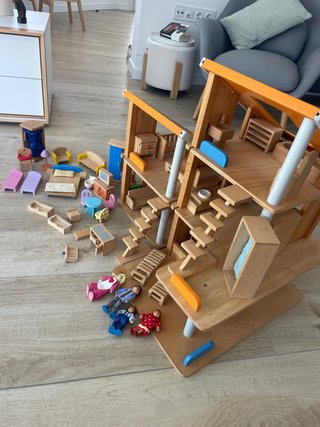 Casita de muñecos de madera