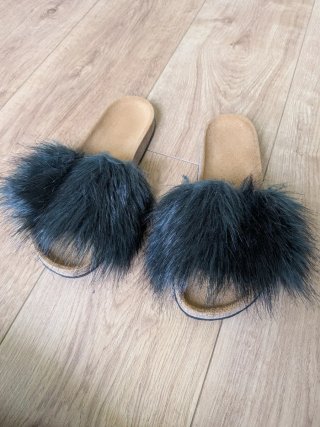 Sandalias peludas