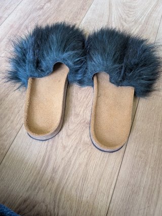 Sandalias peludas