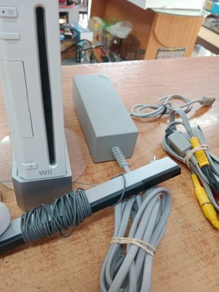 CONSOLA NINTENDO WII CON MANDO NUNCHUCK CABLES