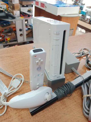 CONSOLA NINTENDO WII CON MANDO NUNCHUCK CABLES