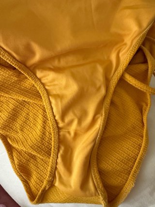 Bañador mostaza con escote festoneado
