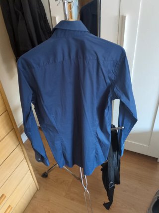 Camisa azul con coderas