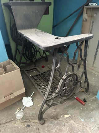 Máquina de coser antigua de hierro fundido