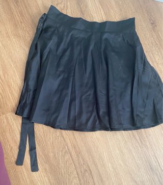 Falda negra satinada con lazo