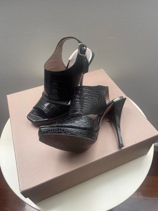Sandalias Uterqüe piel efecto cocodrilo T.37
