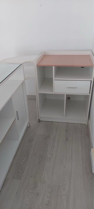 Mostrador blanco con cristal