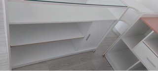 Mostrador blanco con cristal