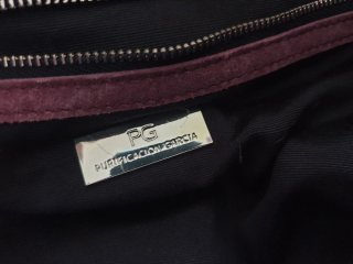 Bolso Purificación García Piel berenjena. Dorado.