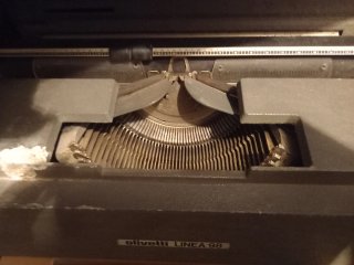 Máquina de escribir Olivetti Línea 98