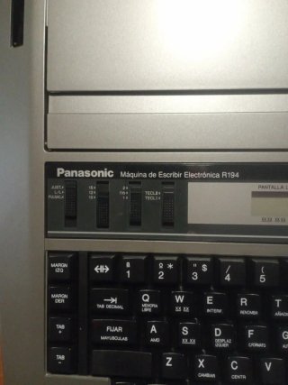 Máquina de Escribir Electrónica Panasonic R194
