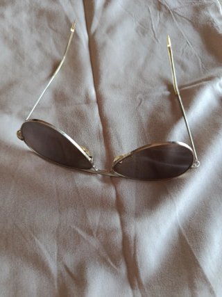 Gafas de sol tipo aviador.