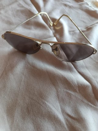 Gafas de sol tipo aviador.