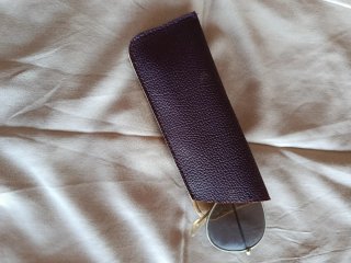 Gafas de sol tipo aviador.