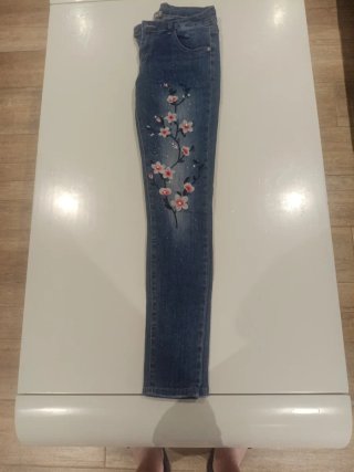 Pantalones vaqueros mujer con flores