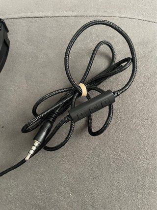 Auriculares de cable y micrófono sin usar
