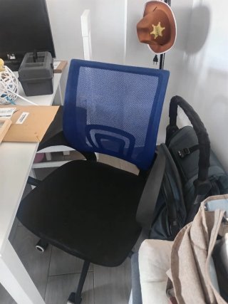Silla de oficina ergonómica azul y negra.
