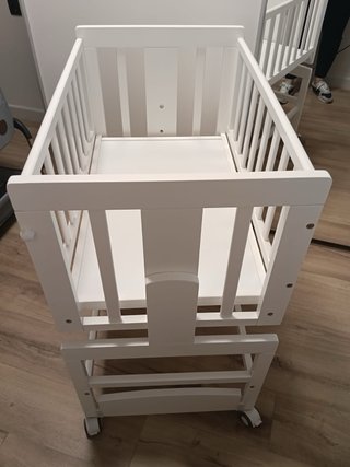 Cuna blanca con ruedas