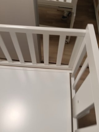Cuna blanca con ruedas