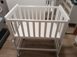 Cuna blanca con ruedas