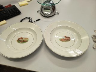 Dos platos hondos antiguos