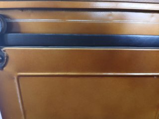 Cómoda metálica con puertas correderas