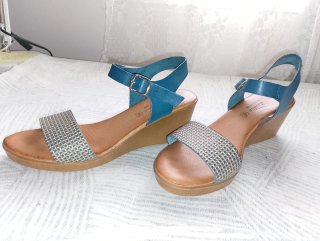 Sandalias de cuña azul y plateadas