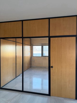 Mamparas de Oficina Aluminio Negro, cristal madera