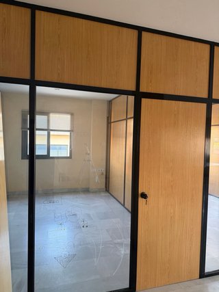 Mamparas de Oficina Aluminio Negro, cristal madera