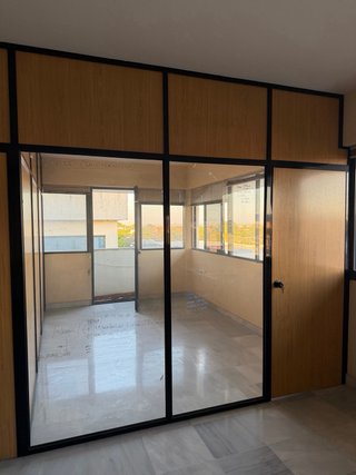 Mamparas de Oficina Aluminio Negro, cristal madera