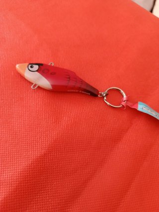 Lote pesca: señuelos, hilo Sufix, flotadores