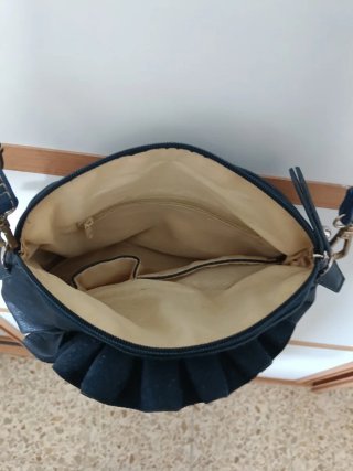 Bolso elegante azul con volantes